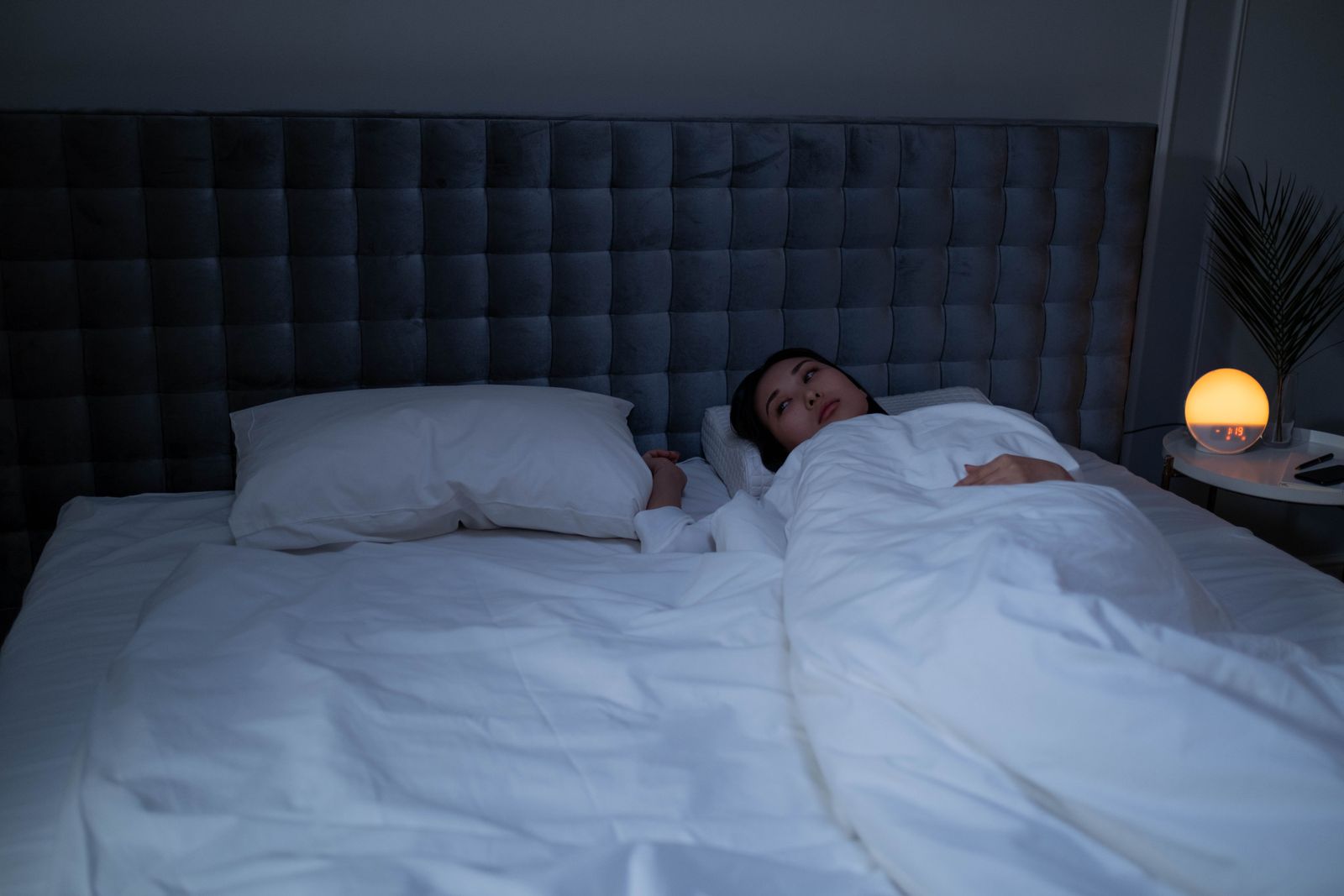 Chambre plongée dans la pénombre au petit matin