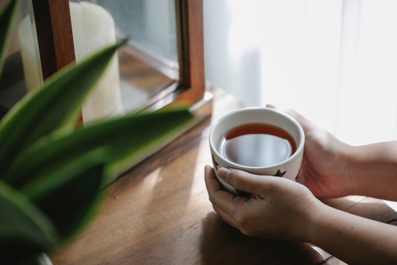 Tisane du soir posée sur une table